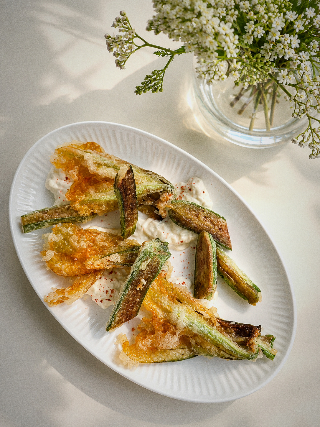 Tempura af courgette og courgetteblomst