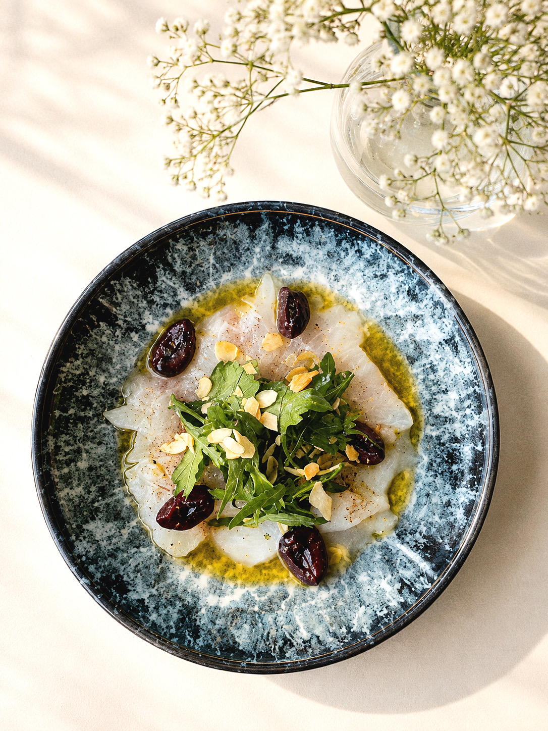 Crudo med oliven, mandler og urter