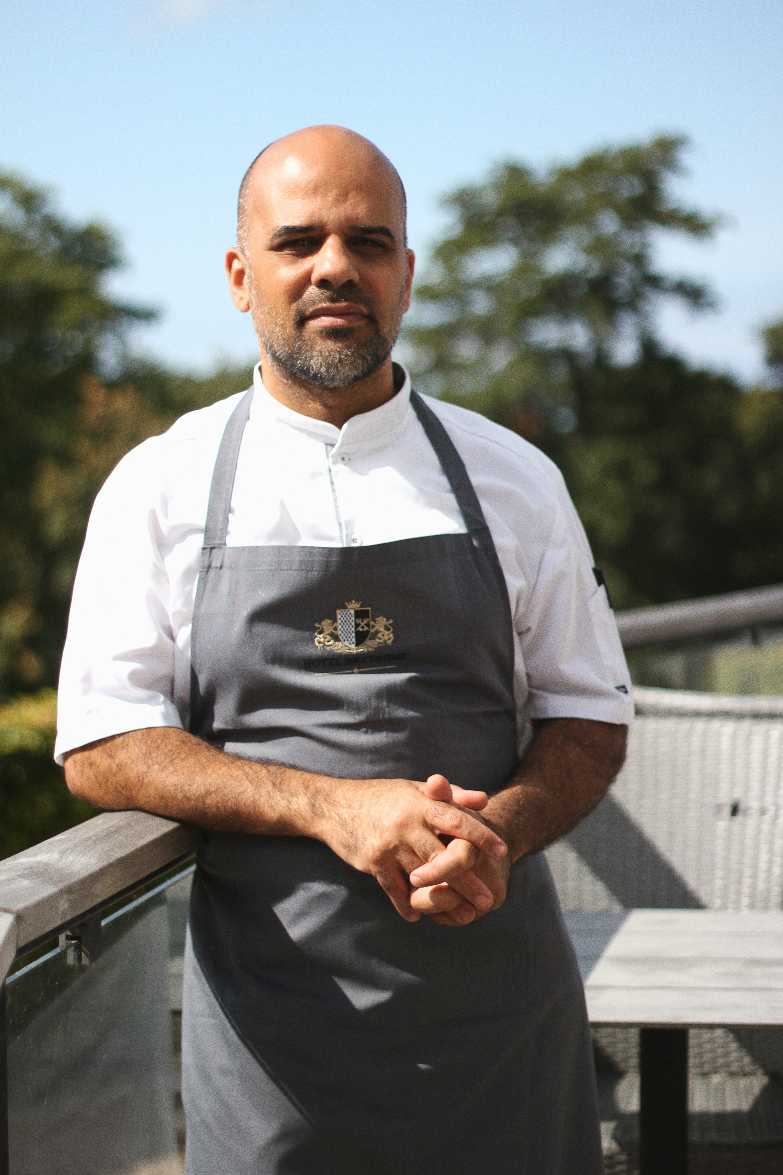 Portræt af køkkenchef Ibrahim Achour på terrassen